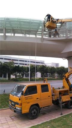 高空作業(yè)解決方案專(zhuān)家 花都譽(yù)恒機(jī)械提供外墻玻璃清洗及吸污服務(wù)